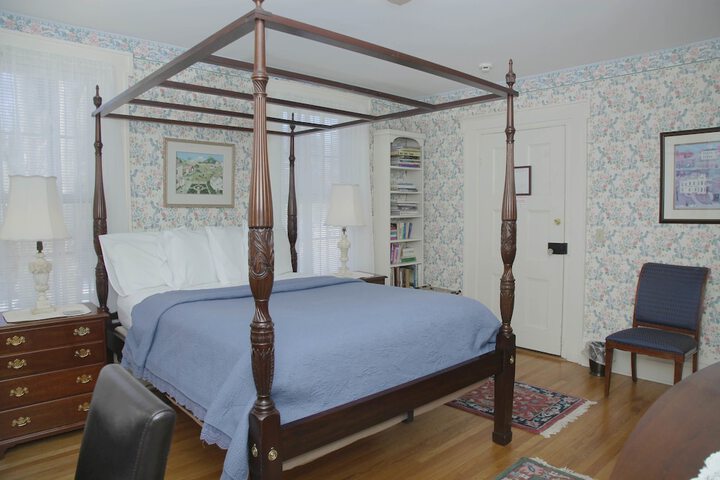 Room 33 of 80