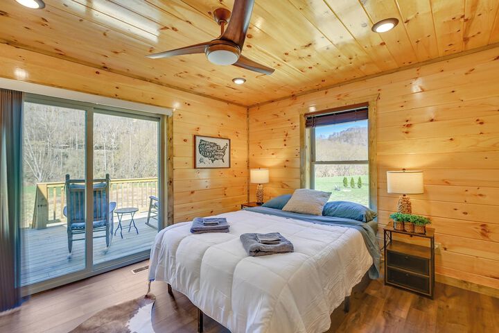 Riverside Beattyville Cabin w / Kayaks & Fire Pit!