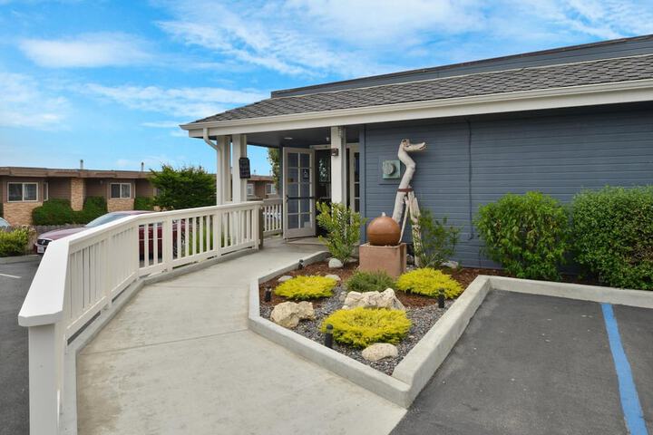 Sand Pebbles Inn