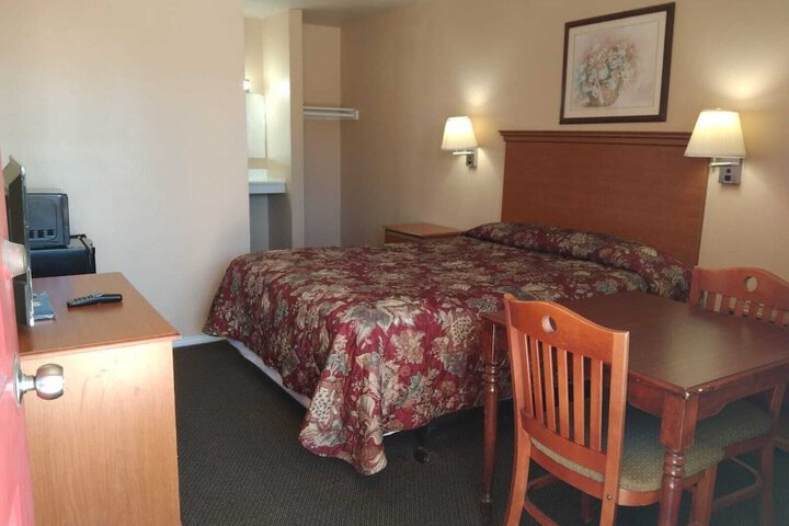 Room 8 of 18