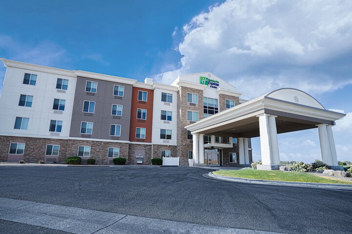 Holiday Inn Express & Suites Ontario by IHG