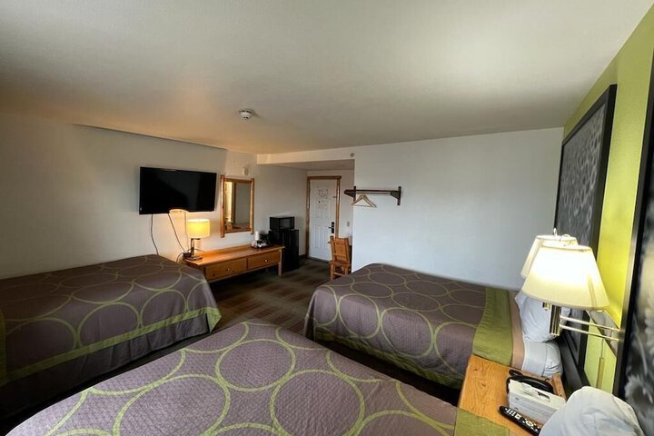 Room 10 of 28