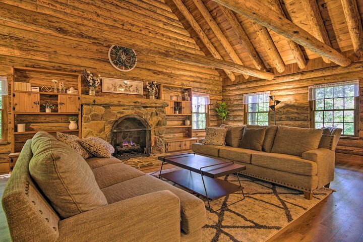 Secluded Cabin w / Spacious Kitchen & Dining Area!