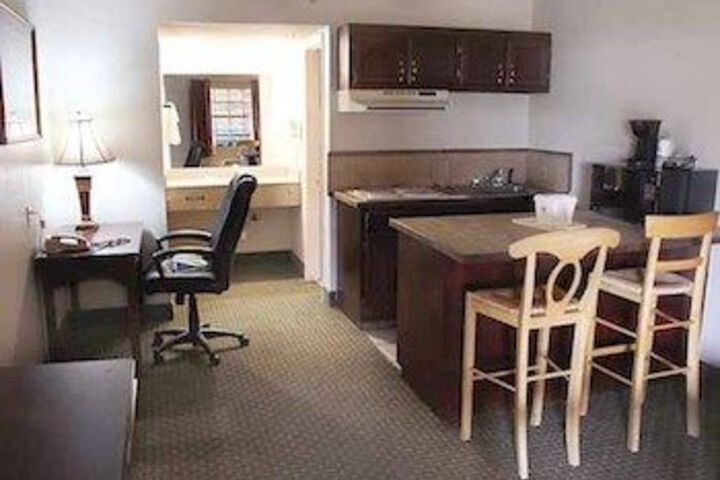 Rodeway Inn & Suites