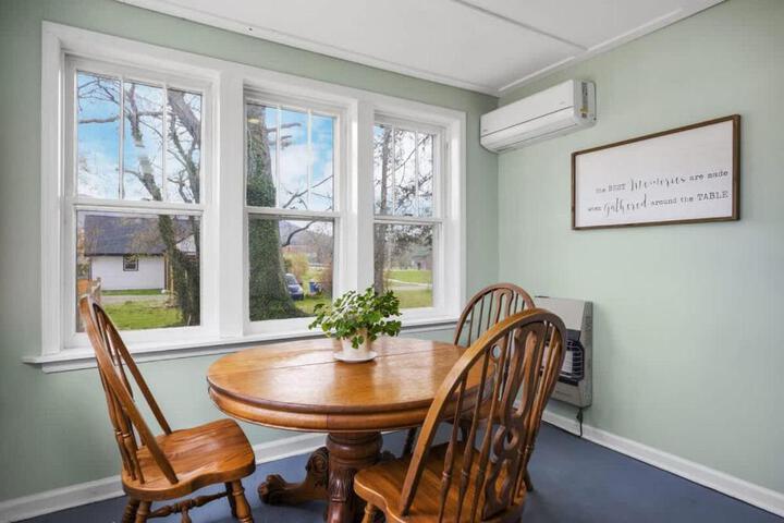 Charming 4 bedroom farmhouse with large backyard for entertaining
