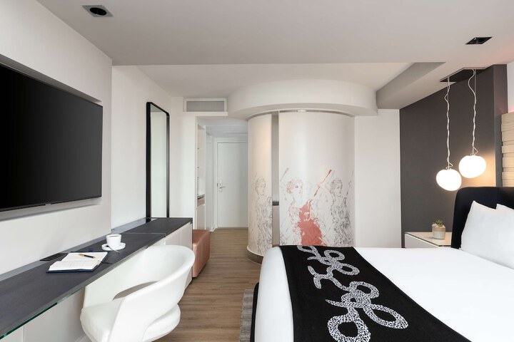 Room 33 of 94