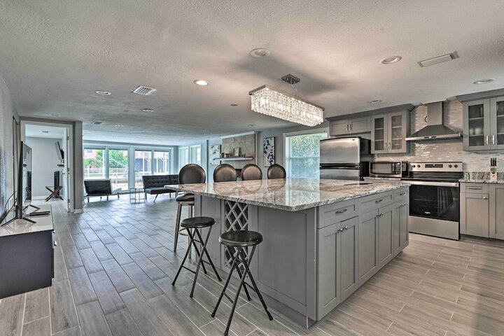 Renovated Port Richey Oasis w / Lanai + Grill!