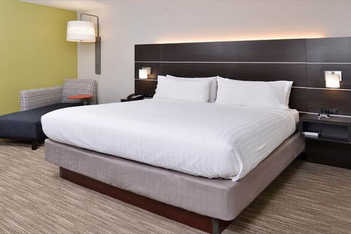 Holiday Inn Express & Suites Parkersburg East by IHG
