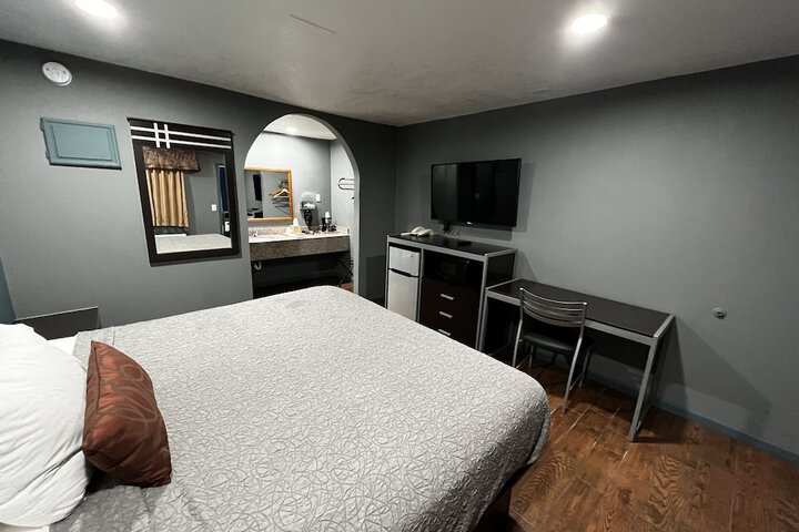 Room 9 of 12