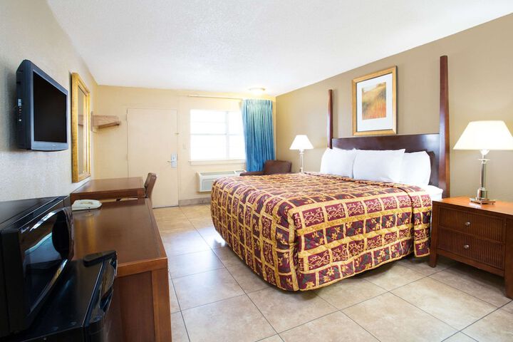 Room 5 of 16