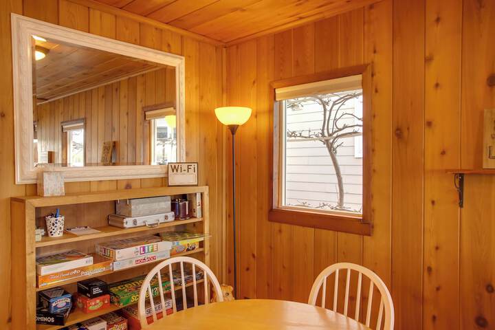Charming Lakefront Cabin w / Deck & Fire Pit!
