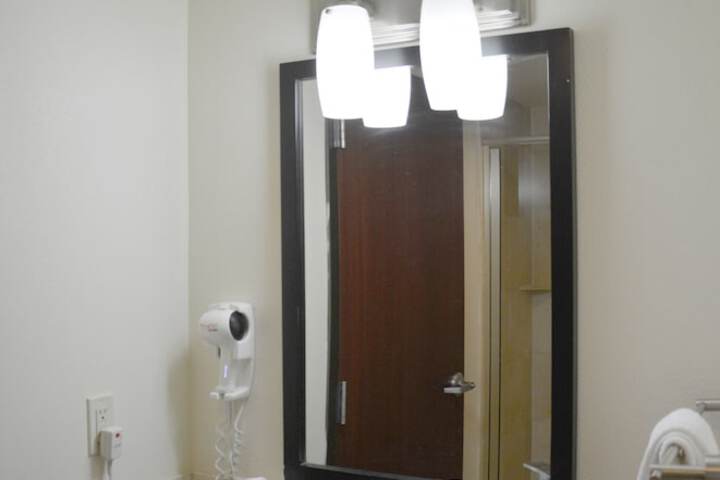 Days Inn & Suites by Wyndham Milwaukee