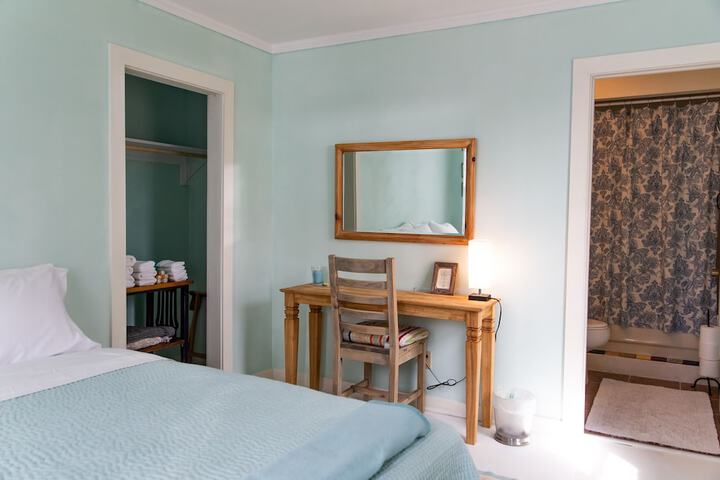 The Blue Room - Charming Studio Great Location! by RedAwning