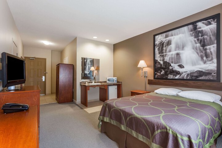 Room 9 of 13