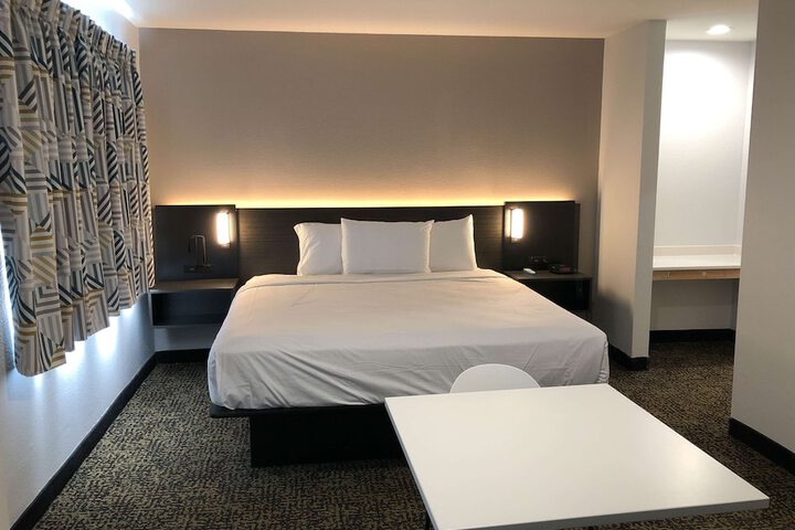 Room 5 of 9