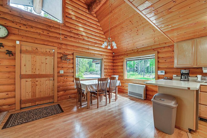 Roomy Log Cabin w / Hot Tub Walk to Kenai River!