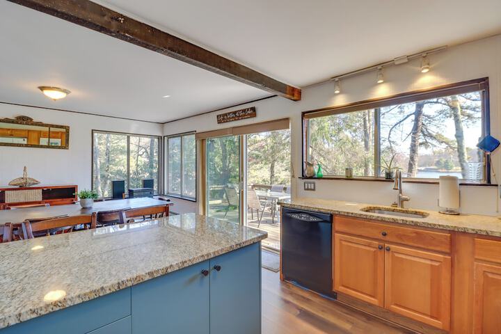 Near Skiing: Lakefront Gem w / Kayaks in Long Pond