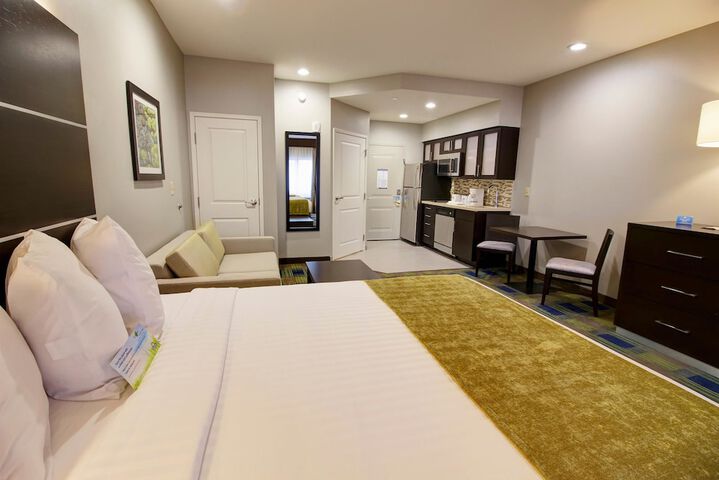 Days Inn & Suites by Wyndham Port Arthur