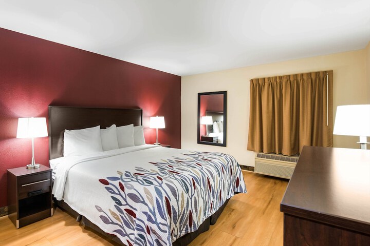 Econo Lodge Inn & Suites