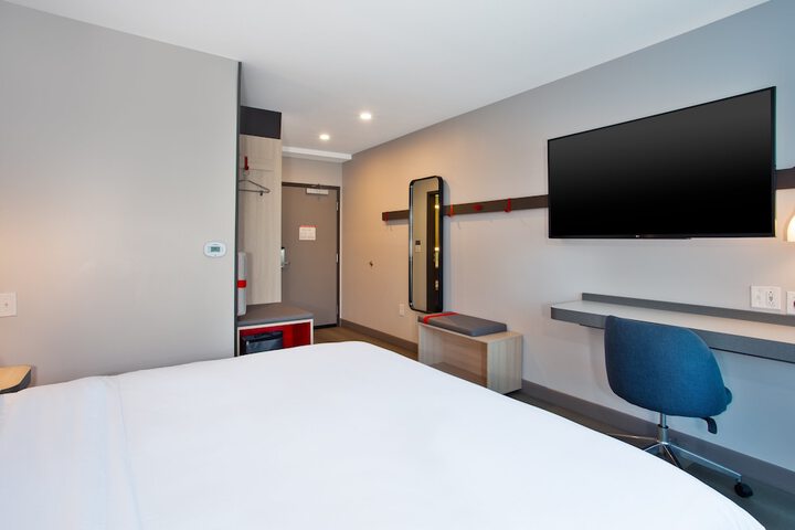avid hotel Detroit Warren by IHG