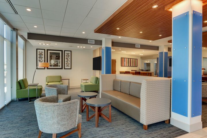 Holiday Inn Express & Suites Roanoke – Civic Center by IHG