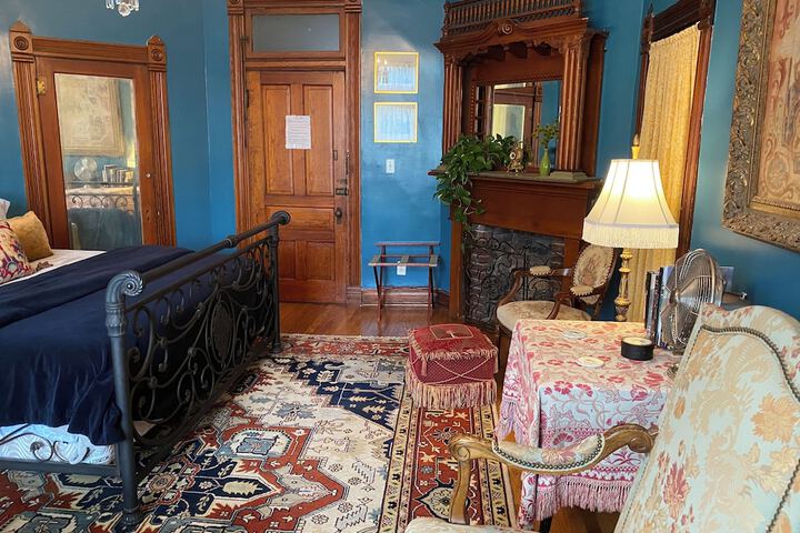 Vineyard Mansion & Carriage House Bed & Breakfast