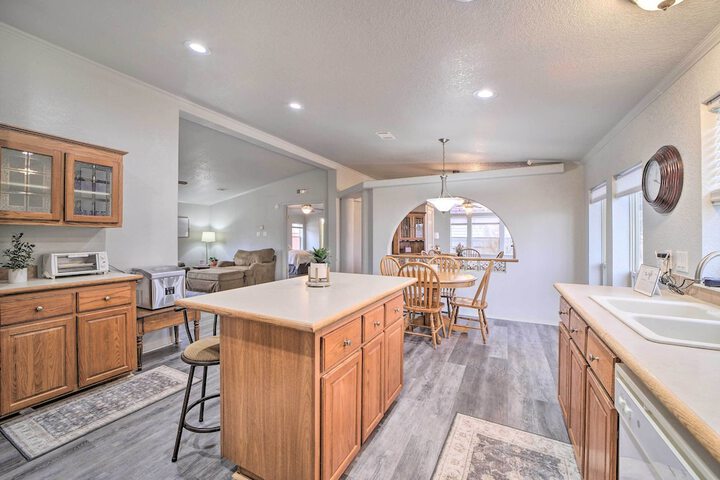 Eufaula Escape w / Deck - Steps to Lake!