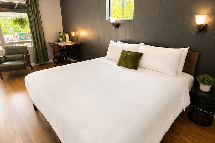 CedarWood Inn