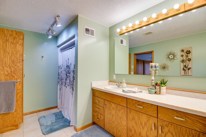 Private Lakefront Cabin w / Hot Tub Deck & Views