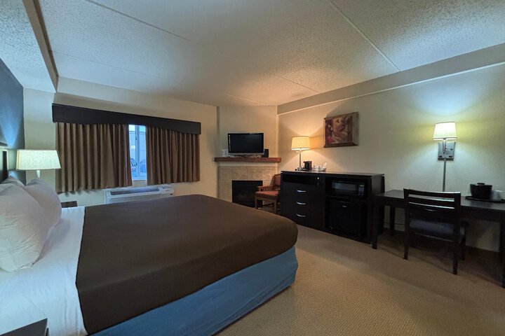 AmericInn by Wyndham Monmouth