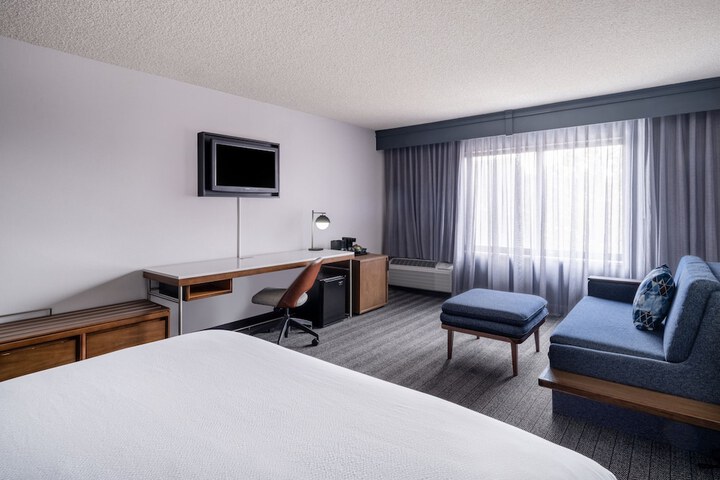 Room 33 of 47