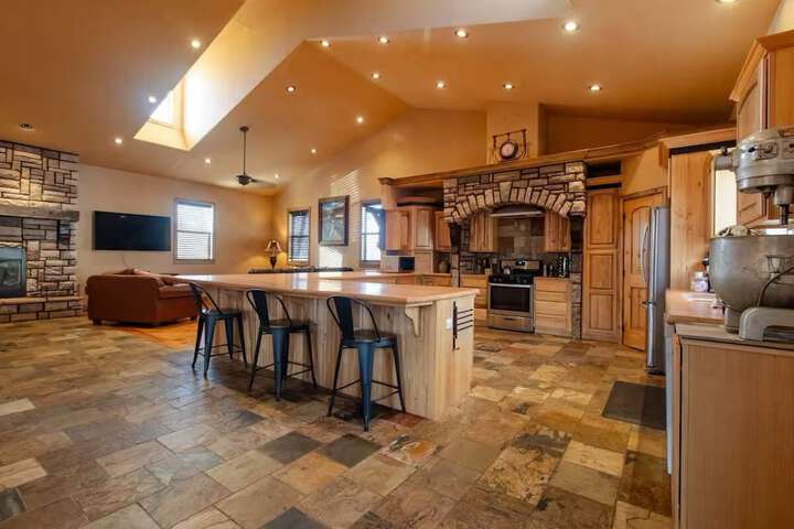 14 Guests 5BR 2BA Game room and Living