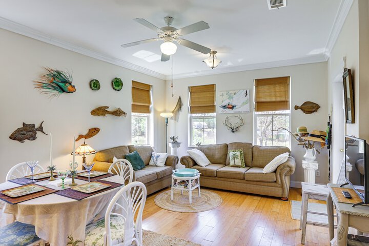 Lovely Carrabelle Home w / Lake Views & Pool Access