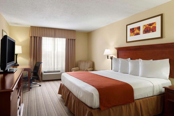 Room 11 of 28