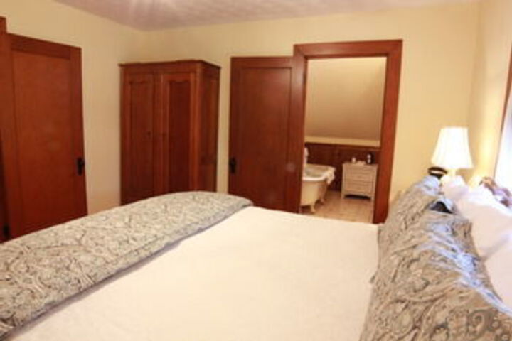 DeBourge Guesthouse
