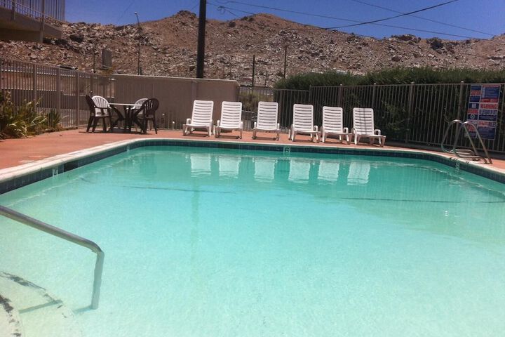 Hilltop Inn & Suites