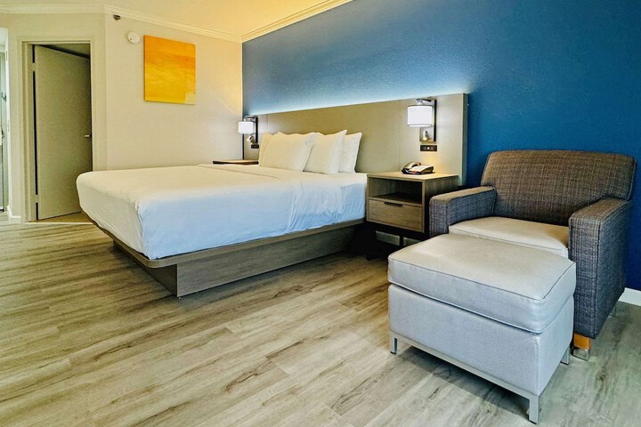 Room 9 of 15