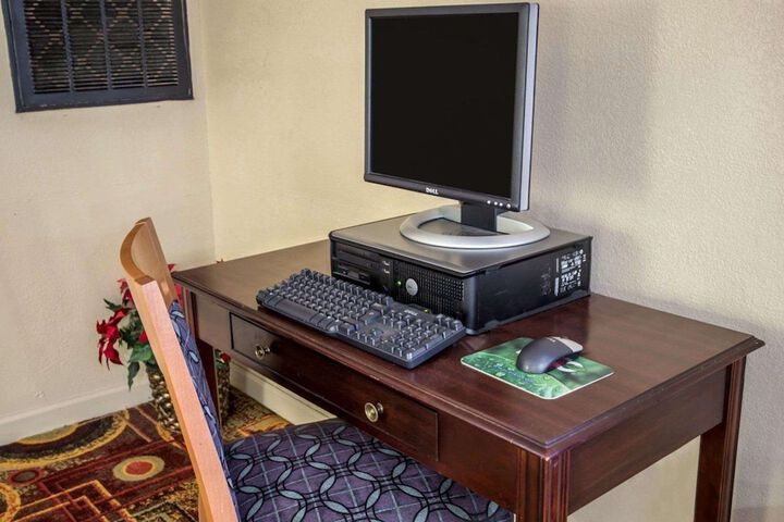 Rodeway Inn & Suites Plymouth Hwy 64