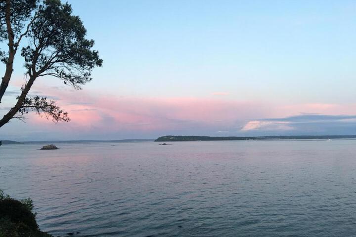 Puget Sound Chic Romantic Cottage with Private Beach Access & Gated Entry