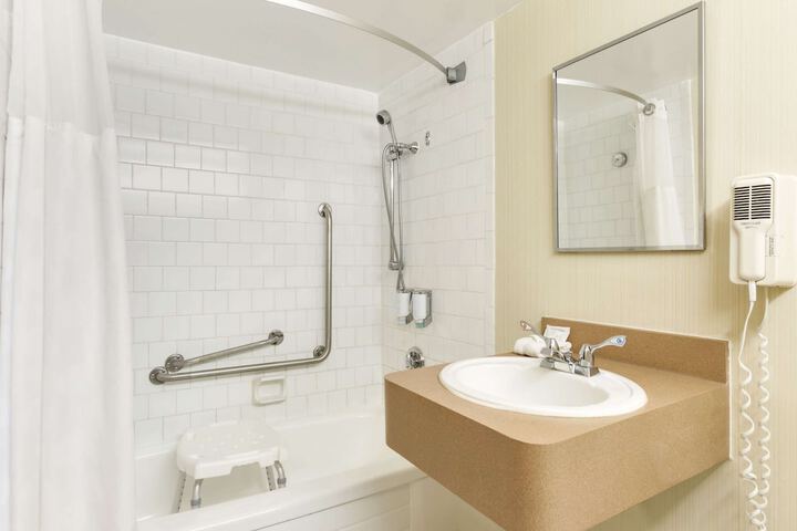 Ramada by Wyndham Belleville Harbourview Conference Centre
