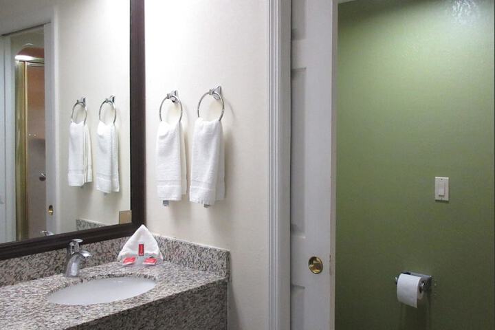 Room 8 of 10