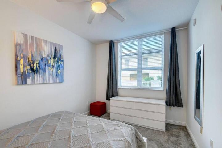 One bedroom in amazing condoBeach pass included!