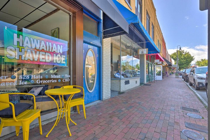 Modern Main St. Apt in Downtown Waynesville!