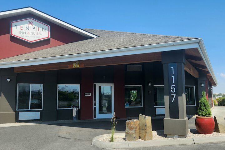 Ten Pin Inn & Suites
