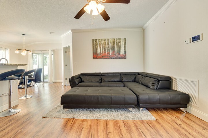 Charming Leesburg Getaway w / Screened Porch!
