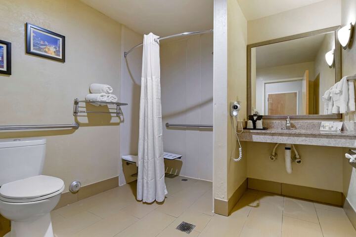 Comfort Suites Fultondale I-65 near I-22