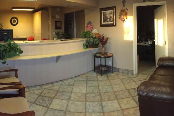 Hilltop Inn & Suites