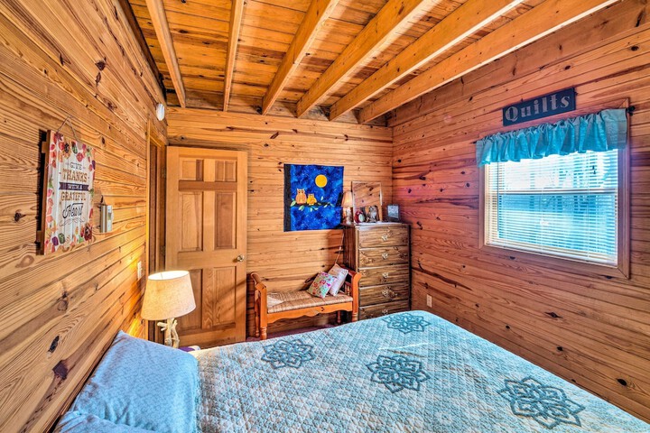 Quiet & Private Cabin 5 Mi to Dale Hollow Lake!