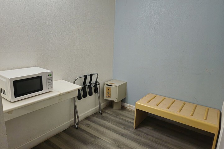 Room 10 of 27