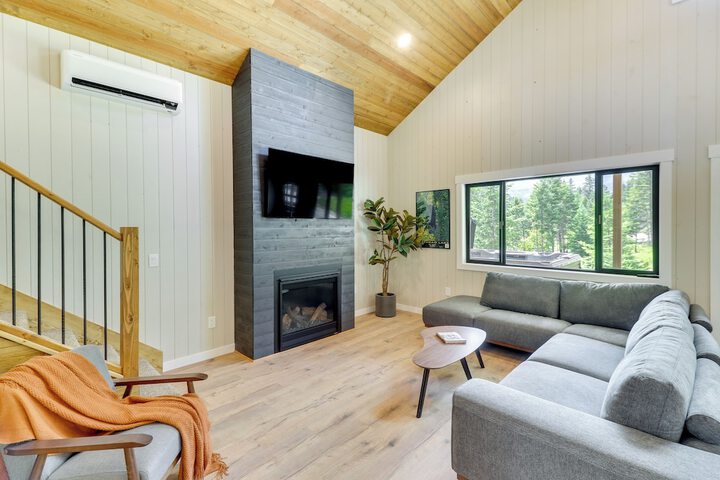 Modern Lakeside Cabin w / Mountain Views & Hot Tub!